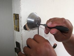 תיקון דלתות כניסה לבניין מומלץ בקריית עקרון