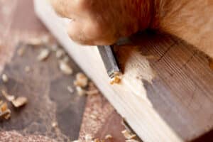 כיצד לתקן דלתות עץ