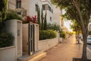 תיקון קודן לרכב ברעננה, רחוב מגורים ודלת כניסה מאובטחת