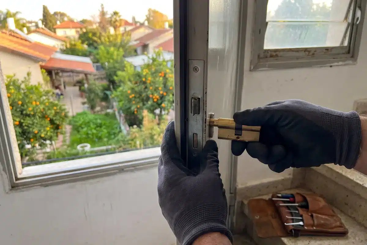 פריצת דלתות בהוד השרון, התקנת צילינדר חדש בדלת פלדה
